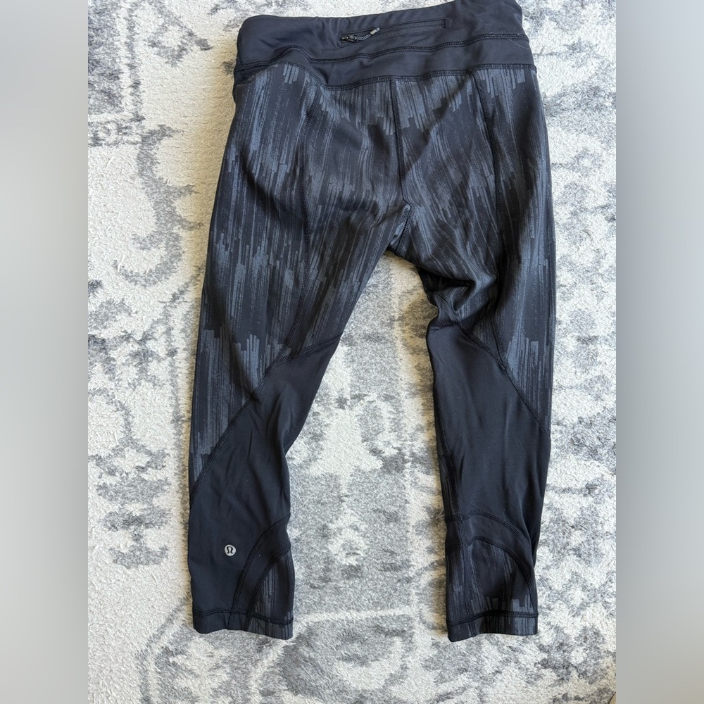 Lululemon Black Patterned 3/4 Leggings